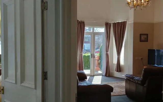 Fishtail House - Stylish Apartments minutes from the sea