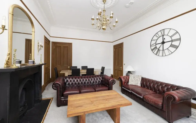 JOIVY 5 Bedroom Apt Near Meadows & George Square