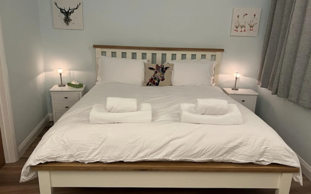 Charming Woodland Lodge 2 Person 1 Bedroom