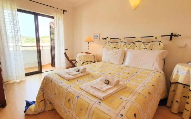 LovelyStay - Alto dos Caliços 2BR House with Garden