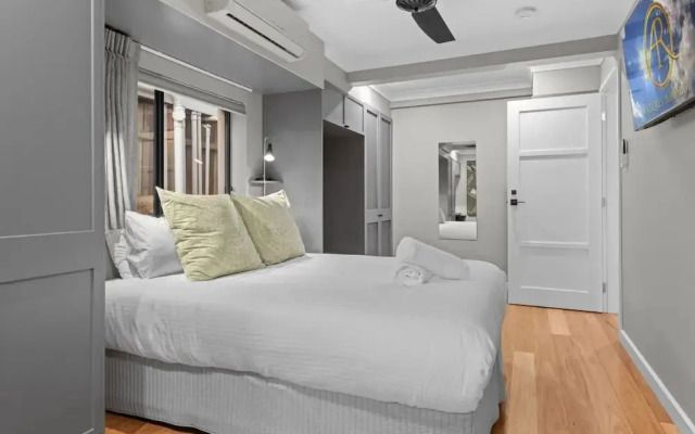 Bright 2-bed New Farm Apartment With Private Patio