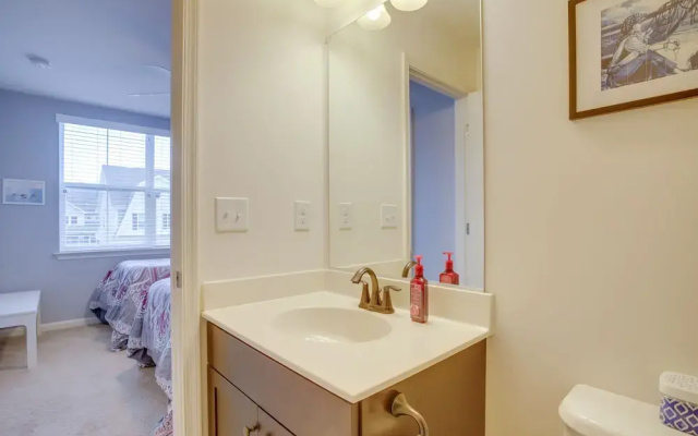 Shuttle to Beach: Millville Townhome w/ Porch