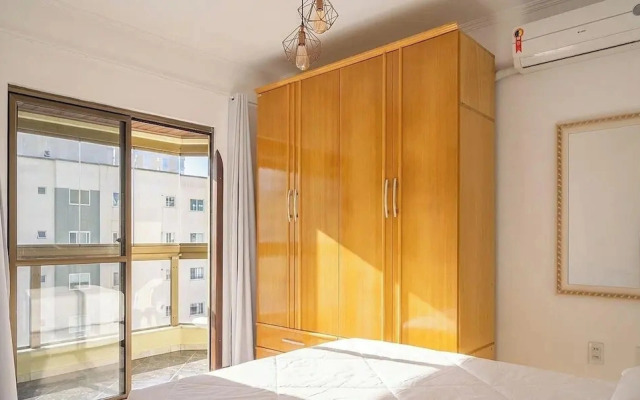 Apartment in Great Location in Meia Praia Eio6031