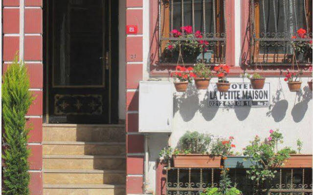 Отель La Petite Maison вид на фасад