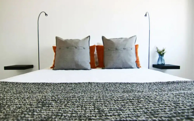 Phaedrus Living: Seaside Executive Flat Harbour 206
