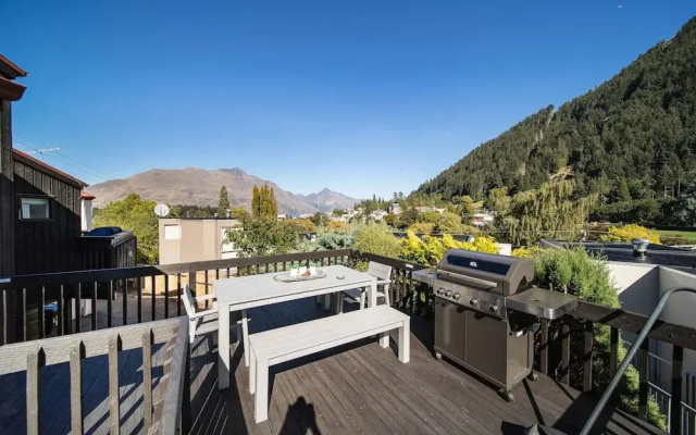 16 guests. Unique, central, mountain & lake views
