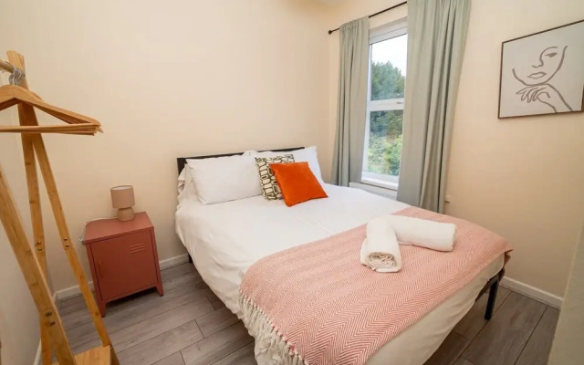 Family & Group Stay 5-bed Home, Parking