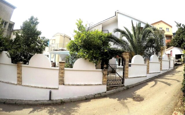 Отель Villa Golf Черногория, Будва - отзывы, цены и фото номеров - забронировать отель Villa Golf онлайн вид на фасад