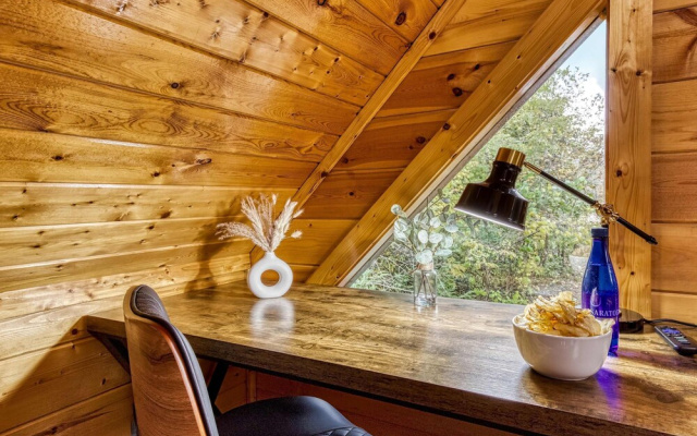 Gatlinburg Getaway - Private Theater Hot Tub