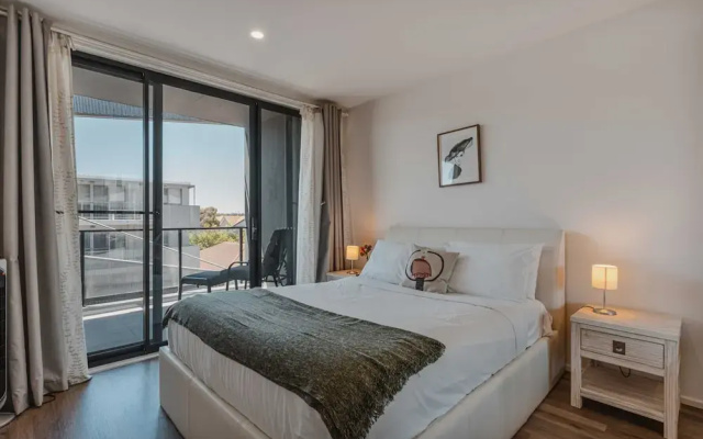 Lonsdale St 1-bed Unit With Study Area and Parking