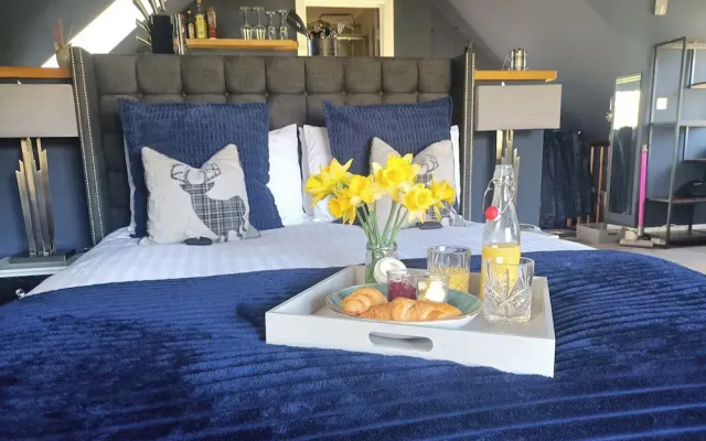 Romantic Chalet- Hot Tub- Games Room-stream-views