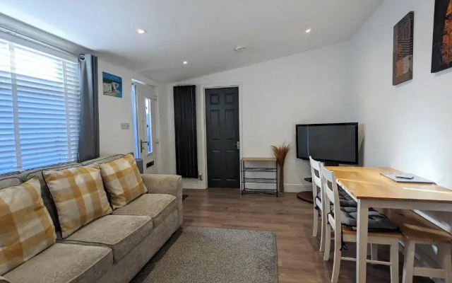 Old Garage Lodge - Spacious Bungalow close to Deal Beach !