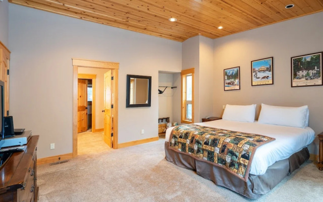 Hillside Mountain Creek Haven 4 Bedroom Home