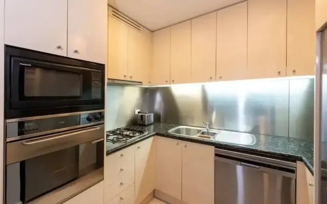 Spacious 3-bed Unit in Melbourne CBD w/ Pool & Gym