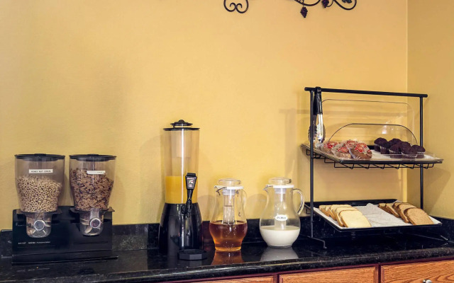Econo Lodge Inn & Suites Little Rock SW
