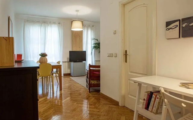 Cute 1 Bed Flat w Balcony, 2 min to Metro