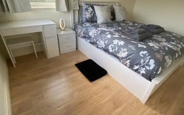 3 Bed House - Sleeps 6 - Garden - Parking - Wifi