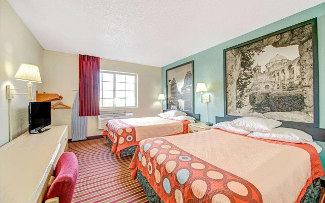 Super 8 by Wyndham San Antonio/Fiesta