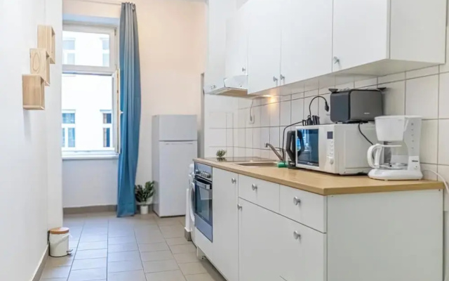 Elegant 2BR Apt Steps from Westbahnhof