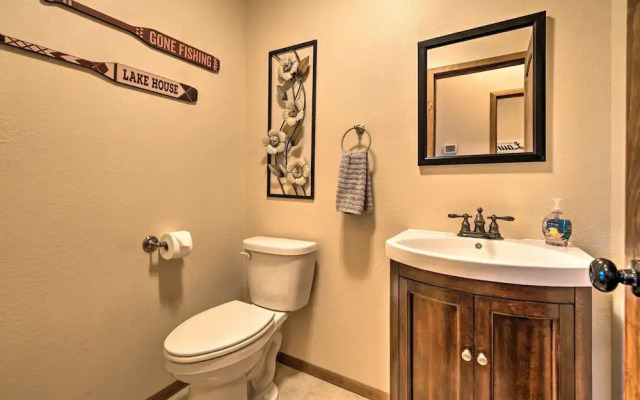 Pet-friendly Branson West Lodge w/ Hot Tub!