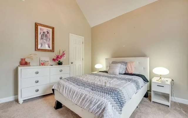 Pet-friendly Atlanta Home: 9 Mi to Downtown!
