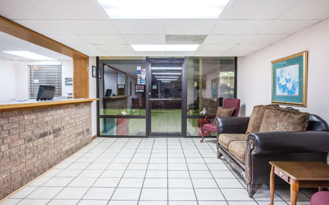 Super 8 by Wyndham Clinton