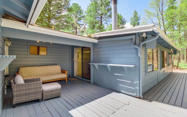 Deck + Pool Table: Pinetop-lakeside Nature Escape