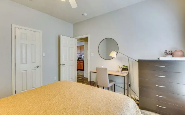 Central College Station Townhome w/ Community Pool