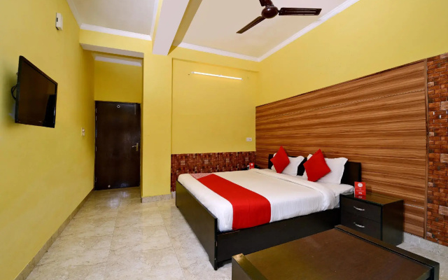 OYO Flagship 4464 MAIRA RESIDENCY