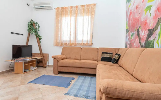 Stunning Apartment in Srima With 1 Bedrooms and Wifi