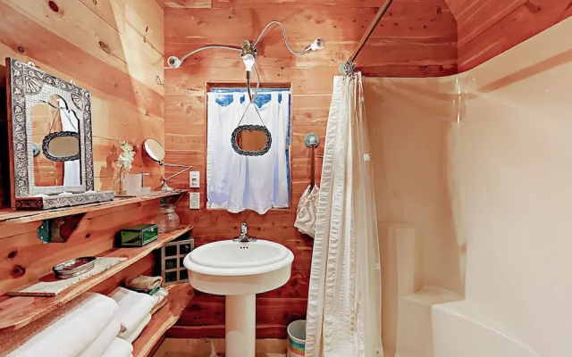 10202 Wommack Rd Cabin