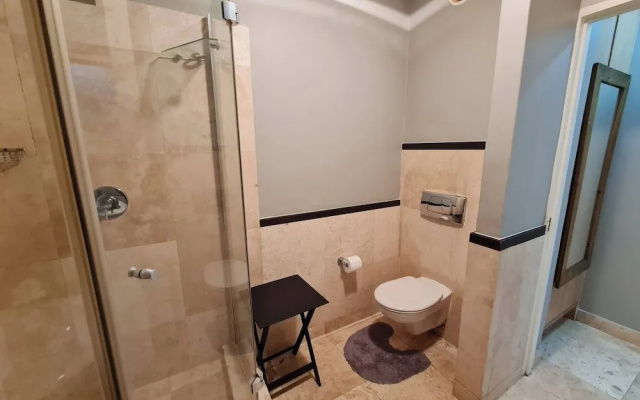 Modern Sleeps 2 Apartment Waterfall Views