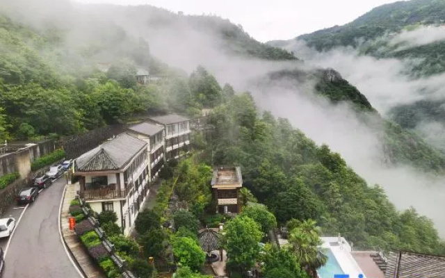 Yulongshan Dong Spring Resort