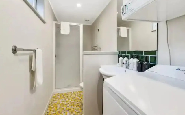 Lovely 3-Bedroom Home With Free Parking