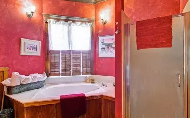 Judy Creek 4 Br home by RedAwning