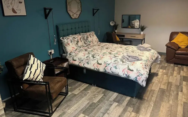 Pine Studio Apartment- Your Own Quiet Space!