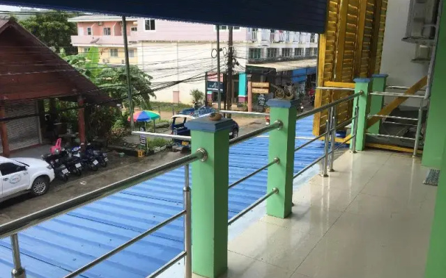 Srithongkul Village Hostel Room
