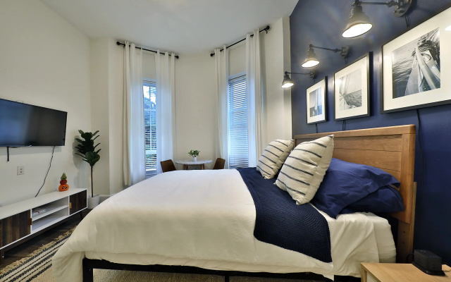 Spacious Studio With Fast Wifi!