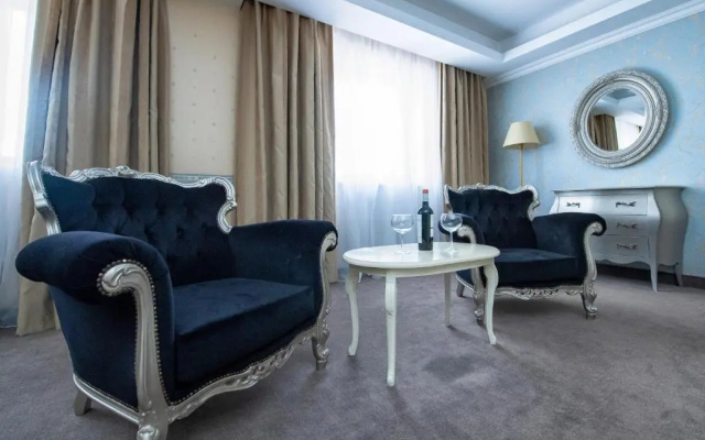 Hotel Roman by Dumbrava