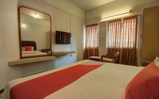 OYO 24579 Flagship Hotel Padmam