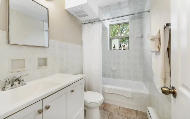 Private 2bdrm Newly Renovated - Furnished apt - U3