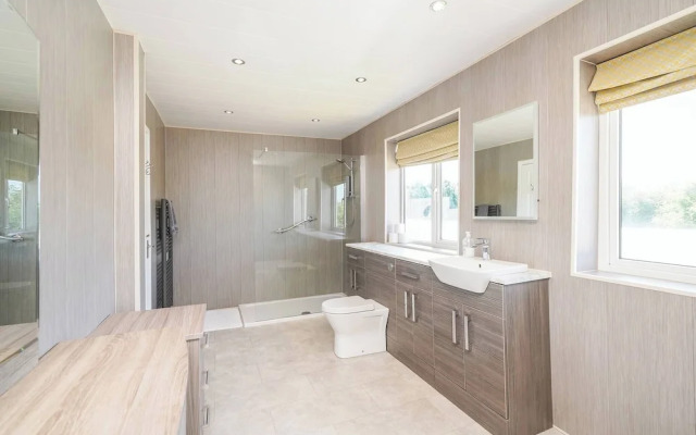 Spa Home With Swimming Pool, Hottub, and Sauna