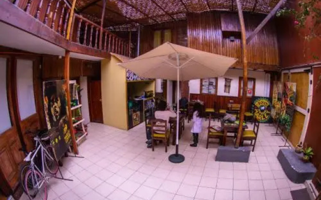 Hostel El Bajo - Marley Coffee