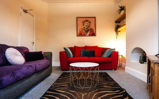 Gloucester-5 Bed Home for Work & Leisure