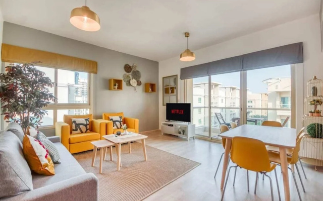 Vibrant Apartment in The Greens