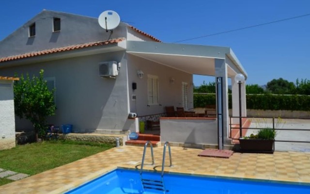 Отель Villa With 2 Bedrooms in Floridia, With Private Pool, Enclosed Garden and Wifi - 12 km From the Beach Италия, Флорида - отзывы, цены и фото номеров - забронировать отель Villa With 2 Bedrooms in Floridia, With Private Pool, Enclosed Garden and Wifi - 12 km From the Beach онлайн