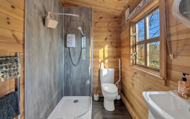 Lodge in Suffolk Near Scenic Trails