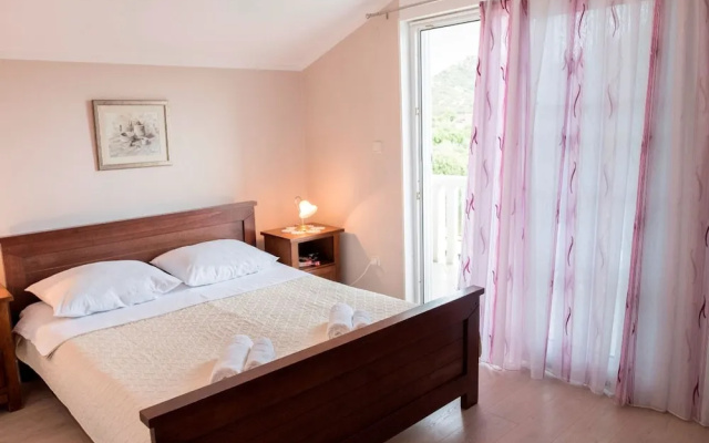 Cozy Villa in Ploce With Shared Pool