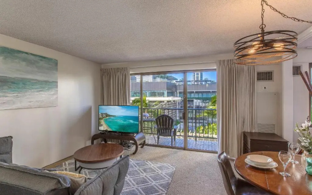2140 Kuhio Ave #607