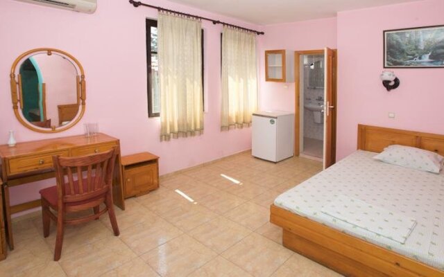 Отель Family Hotel Flora Болгария, Несебр - отзывы, цены и фото номеров - забронировать отель Family Hotel Flora онлайн комната для гостей